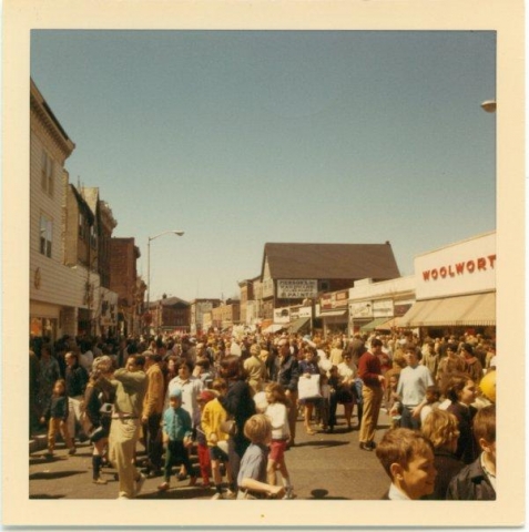 Note Jim Lawrence lower right hand corner!  Another 1969 event in Summit- this time looking down Springfield Avenue West from Maple Street. The Woolworths at right closed in 1983 and Liss Pharmacy moved in and is still there. Also of note is the aluminum-